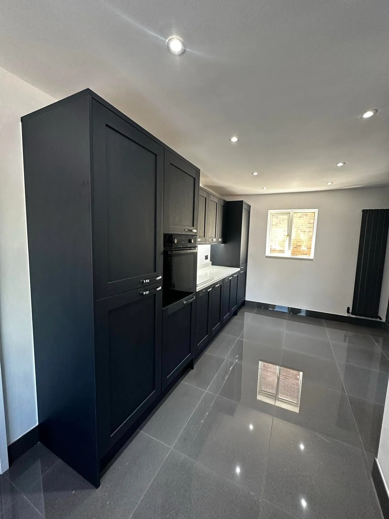 Bank of tall graphite units and anthracite porcelain floor
