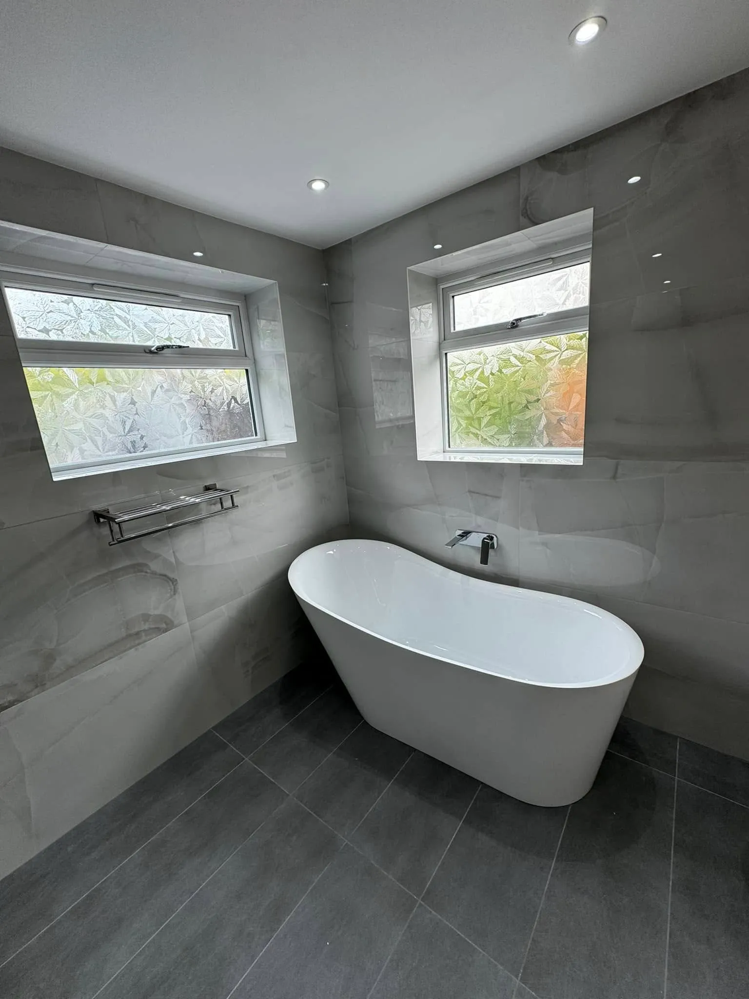 Freestanding bath set between two windows